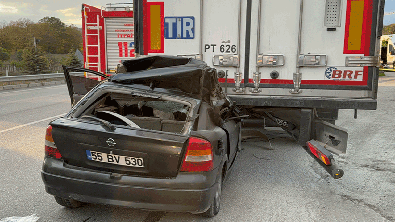 Samsun'da otomobil tırın altına girdi: Genç sürücü hayatını kaybetti