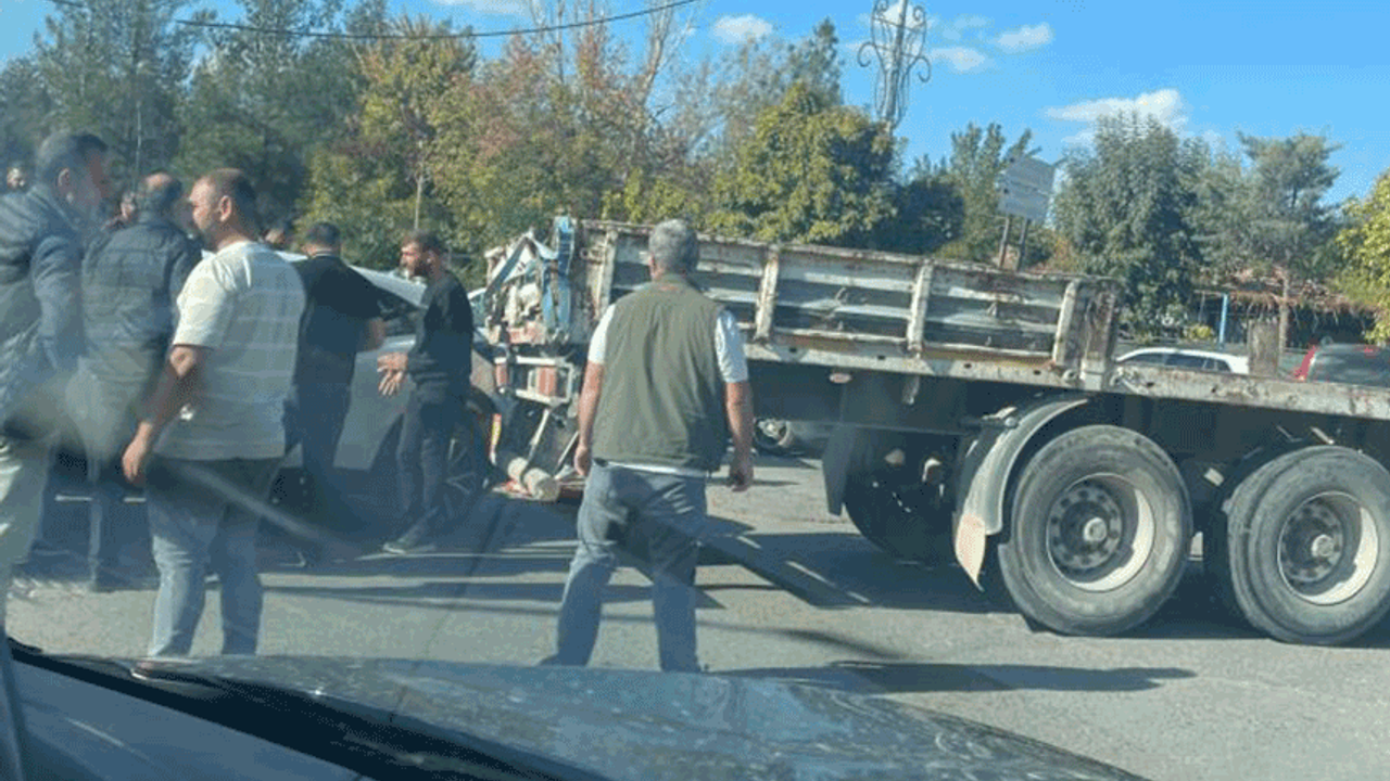 Siirt'te tırın dorsesi otomobilin teker bölümüne takıldı