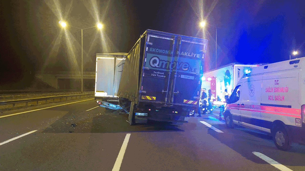 Bolu'da arıza yapan tıra çarpan kamyon şoförü hayatını kaybetti