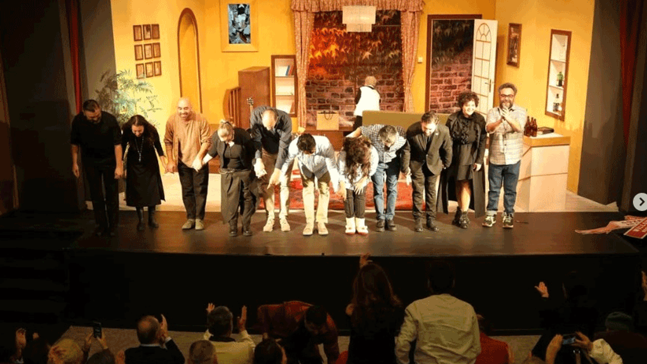 Eskişehir Şehir Tiyatroları’nda “Aşk Listesi” prömiyerini yaptı