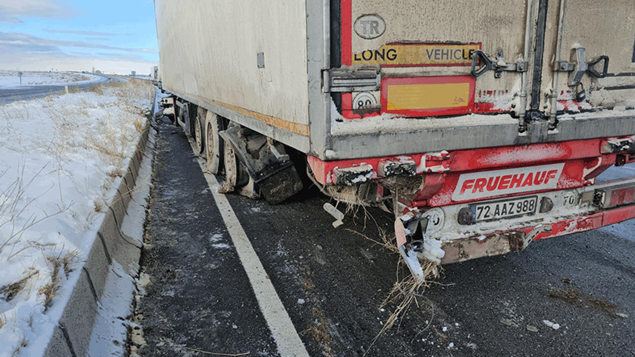 Bitlis'te karpuz yüklü tır kaza yaptı: 1 yaralı