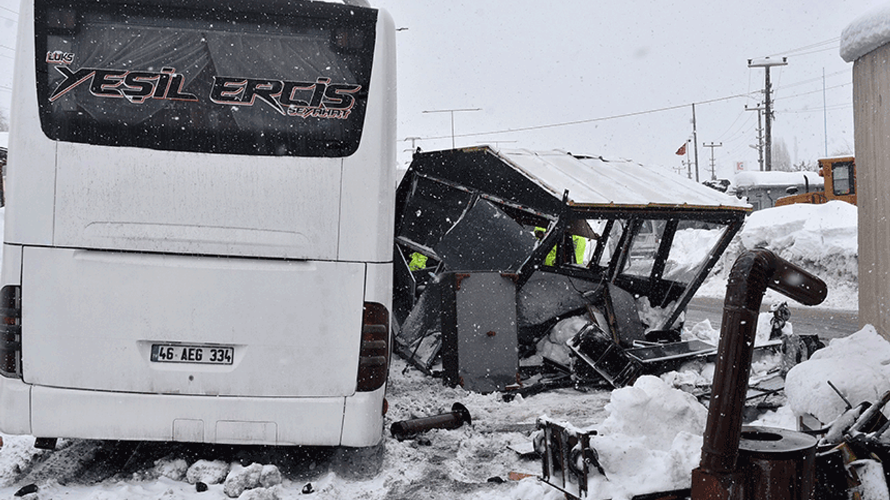 Bitlis’te korkutan kaza: Otobüs polis noktasına daldı