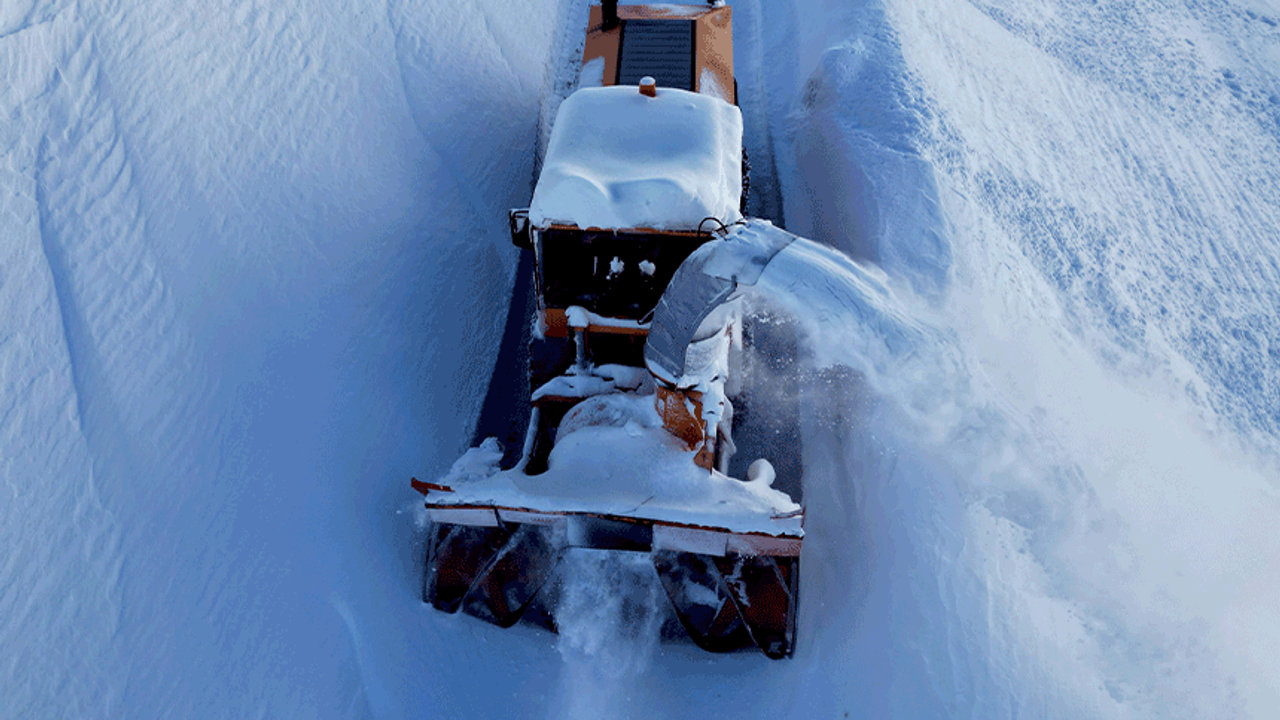 Bitlis'te köy yollarında 3 metreyi bulan karla mücadele