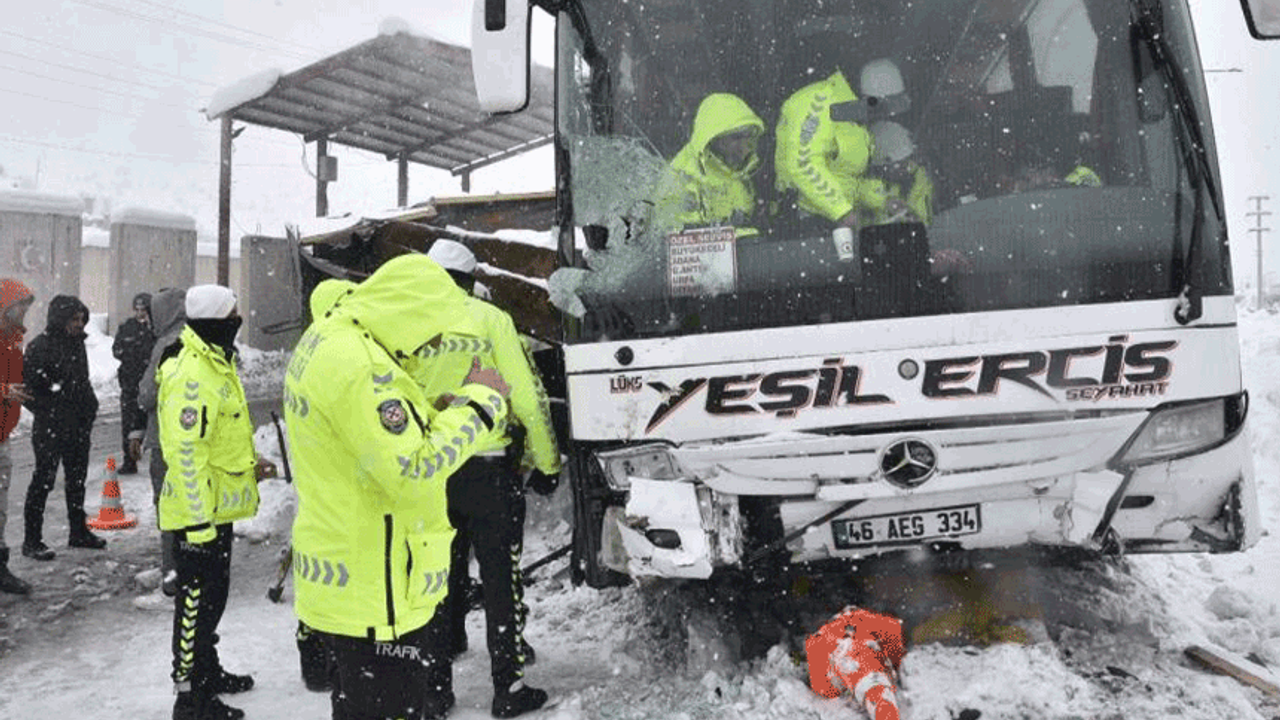 Bitlis'te otobüsün polis noktasına çarpma anı görüntüleri ortaya çıktı