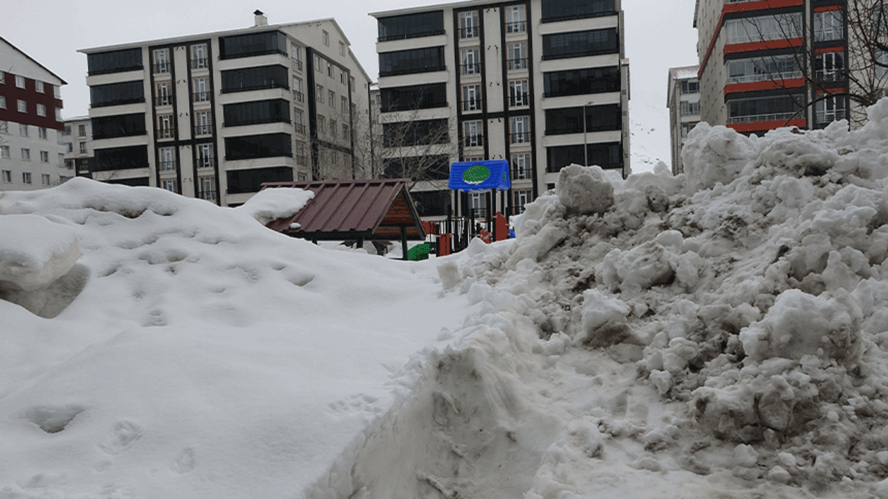 Bitlis'te kar yığınları kardan kaleye dönüştü