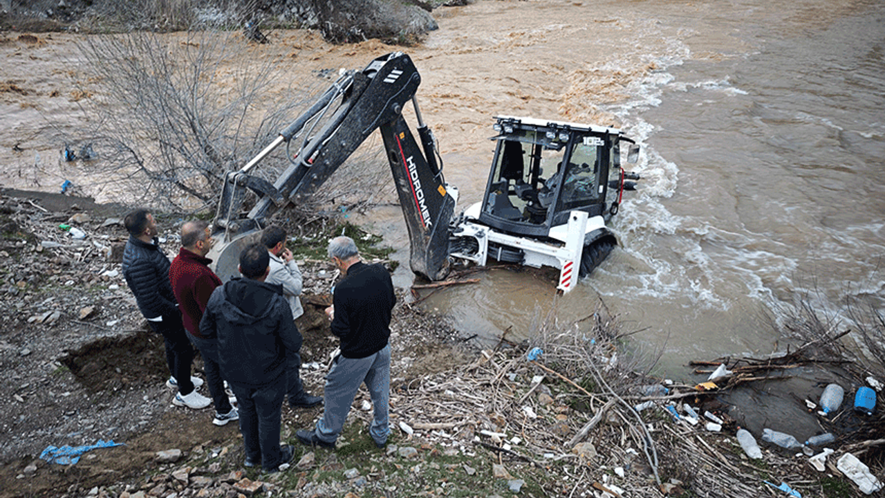 Bitlis'te dereye kapılan kepçe kurtarıldı