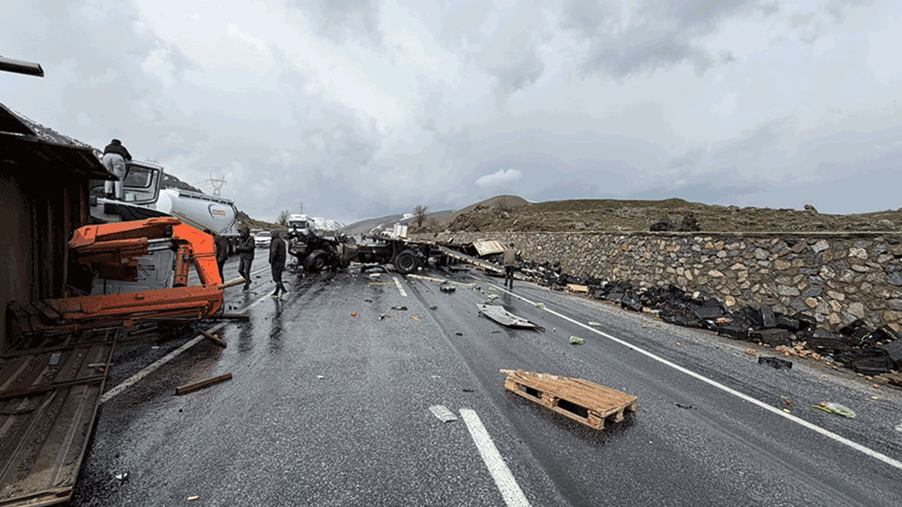Bitlis'te iş makinesi ile tır çarpıştı: 1'i ağır 3 yaralı