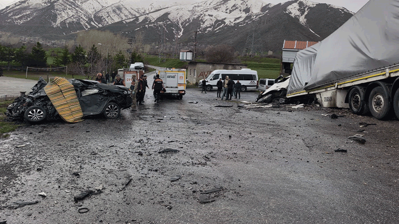 Bitlis'te tırla otomobil çarpıştı: 2 ölü, 1 yaralı