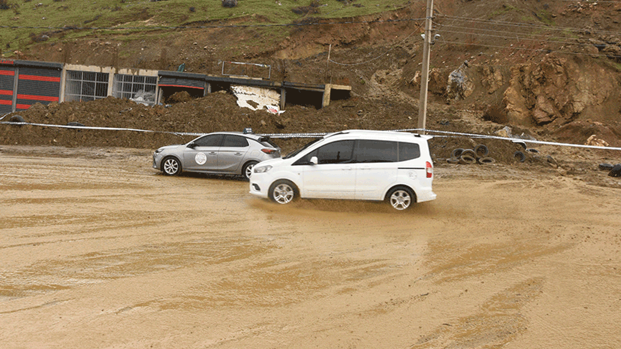 Bitlis'te yağışlardan dolayı toprak kayması meydana geldi