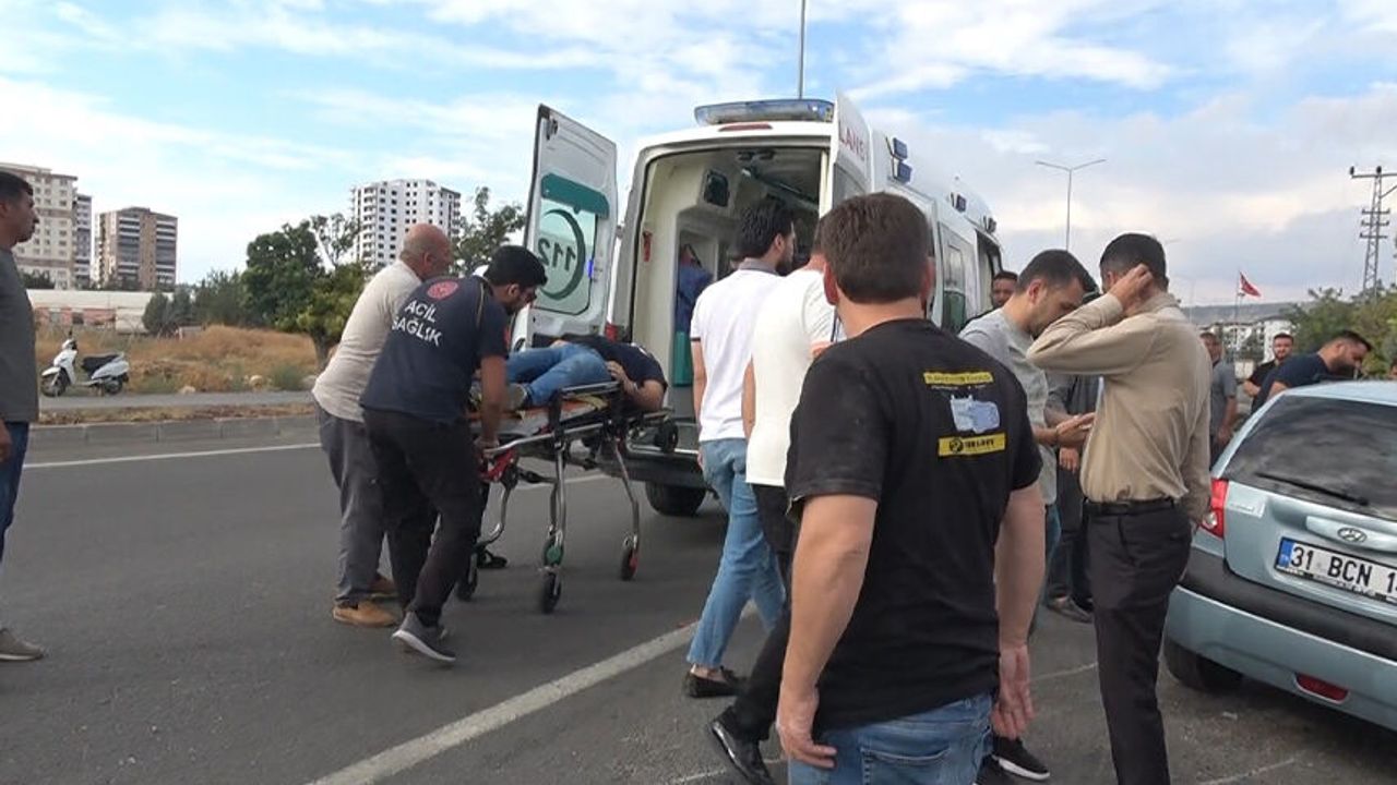 Kilis'te motosiklet ile otomobil çarpıştı: 1'i ağır 2 yaralı