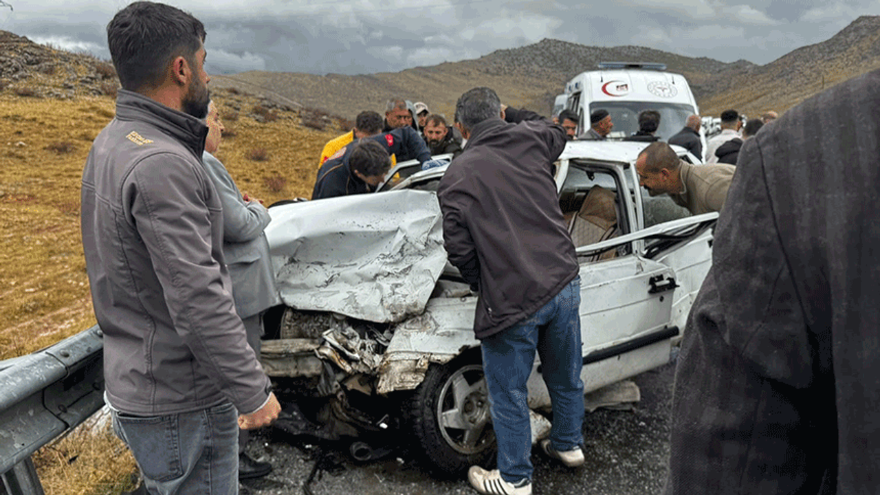 Bitlis'te otomobiller çarpıştı: 5 yaralı