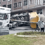 İstanbul'da kum yüklü hafriyat kamyonunun dorsesi devrildi