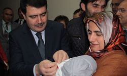Vali Şahin ilk bebeklere altın taktı