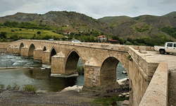 Depremlere rağmen ayakta kalan köprü ilk günkü ihtişamında