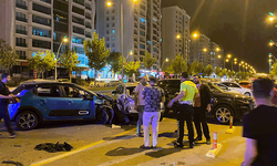 İçerisinde 10 kişinin bulunduğu otomobil, park halindeki araçlara çarptı