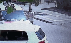 Pişkin hırsız herkesin gözü önünde kargo aracındaki paketleri çaldı