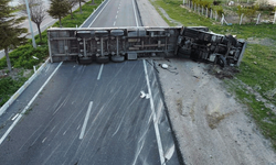 Tır devrildi, karayolu 2 saat trafiğe kapalı kaldı