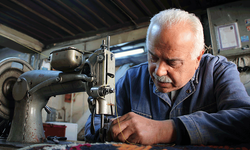 Veli usta asırlık tezgahta 45 yıldır kilim dokuyor