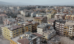 Deprem bölgesinde yürekleri burkan görüntü