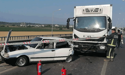 Kamyon çarpıp sürüklediği otomobili bariyerlerle arasına sıkıştırdı: 4 yaralı