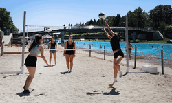 Bozkırın ortasındaki plajda voleybol keyfi