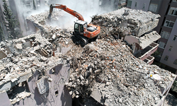 Hasarlı binalar tuzla buz oluyor