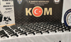 İzmir'de ruhsatsız silah deposuna baskın