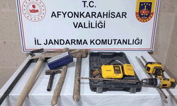 Şarjlı vidalama ile define arayan kişileri jandarma yakaladı