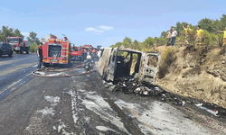 Seydikemer’de seyir halindeki minibüs alev alev yandı