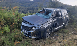 Ayancık'ta takla atan otomobildeki 3 kişi hafif yaralandı