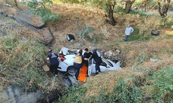 Burdur’da otomobil dereye uçtu, 2’si ağır 4 kişi yaralandı.