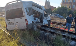 Feci kaza: Eskişehir treni minibüsü metrelerce sürükledi