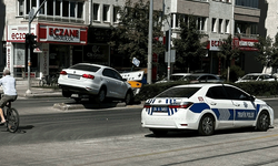 Eskişehir’in göbeğinde aşırı hız kaza getirdi