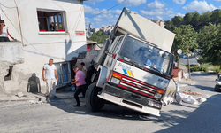 Freni patlayan kamyon bir evin duvarını yıkarak durdu