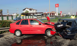 Hızını alamadı kırmızı ışıkta bekleyen araçlara daldı: 2 yaralı