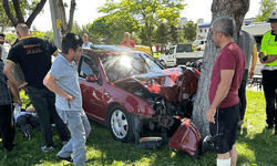 Kayseri'de otomobil ağaçların arasına sıkıştı