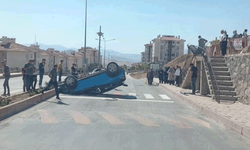 Elazığ'da el frenini çekmeyi unuttuğu otomobil pert oldu