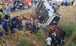 Muğla'da midibüs dereye devrildi: 23 yaralı