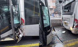 İstanbul'da iki metrobüs kafa kafaya çarpıştı