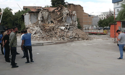 Malatya'da depremde ağır hasar alan bina çöktü