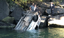Rize'de yoldan çıkan araç denize uçtu