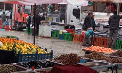 Afyon'da sağanak yağış pazarcılara zor anlar yaşattı
