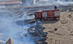 Deprem bölgesinde akaryakıt istasyonuna yakın korkutan yangın