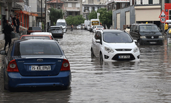 İzmir’de sağanak: Arabalar suya gömüldü