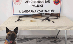 Afyon'da baskını yapılan evden tabanca ve tüfek ele geçirildi