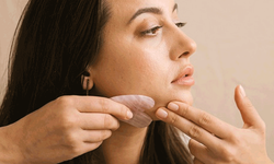 Gua sha taşı nedir? Daha kesin bir yüz hattı için gua sha taşı kullanın