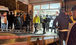 İstanbul'da araç dükkana daldı: Sürücü kaçtı