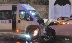 İstanbul'da minibüs ile otomobil çarpıştı: Dokuz yaralı