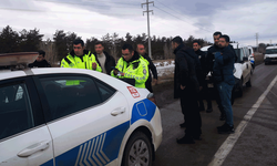 Erzurum'da yol verme kavgası: Polise sallama ile saldırdı