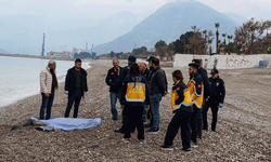 Antalya'da sahilde yarı çıplak erkek cesedi bulundu!